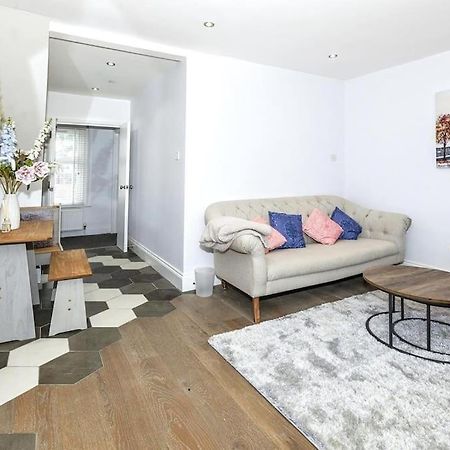Lovely 2-Bed In Windsor Free Parking, 1 Mile From Legoland Bagian luar foto