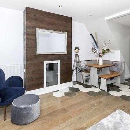 Lovely 2-Bed In Windsor Free Parking, 1 Mile From Legoland Bagian luar foto