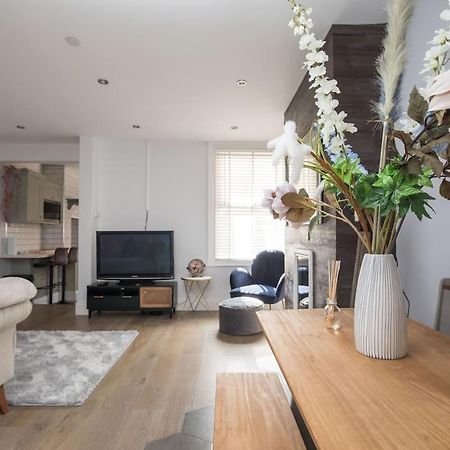 Lovely 2-Bed In Windsor Free Parking, 1 Mile From Legoland Bagian luar foto
