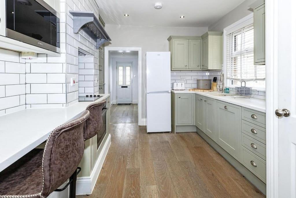 Lovely 2-Bed In Windsor Free Parking, 1 Mile From Legoland Bagian luar foto