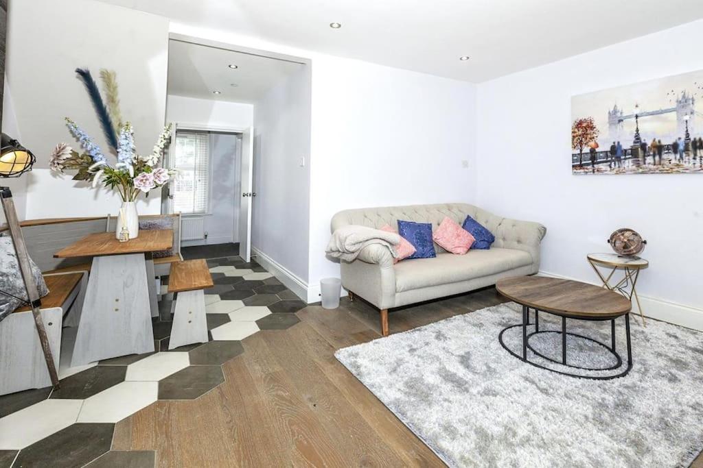 Lovely 2-Bed In Windsor Free Parking, 1 Mile From Legoland Bagian luar foto