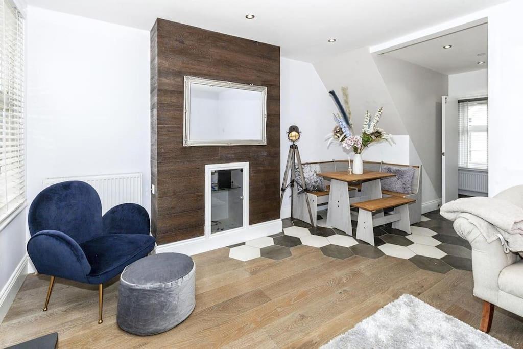 Lovely 2-Bed In Windsor Free Parking, 1 Mile From Legoland Bagian luar foto