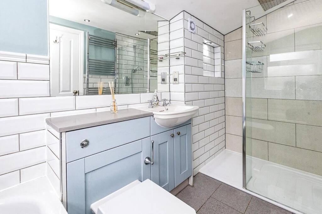 Lovely 2-Bed In Windsor Free Parking, 1 Mile From Legoland Bagian luar foto