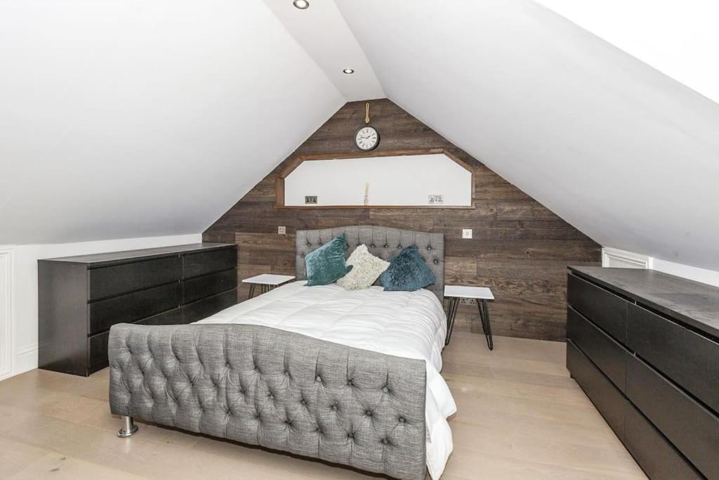 Lovely 2-Bed In Windsor Free Parking, 1 Mile From Legoland Bagian luar foto