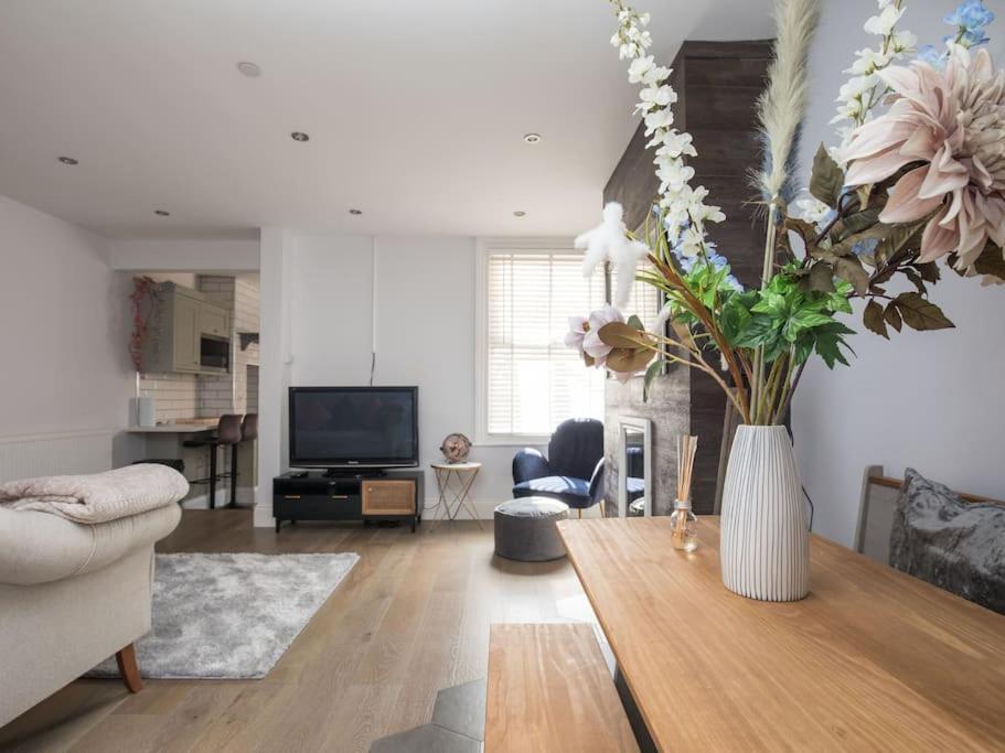 Lovely 2-Bed In Windsor Free Parking, 1 Mile From Legoland Bagian luar foto