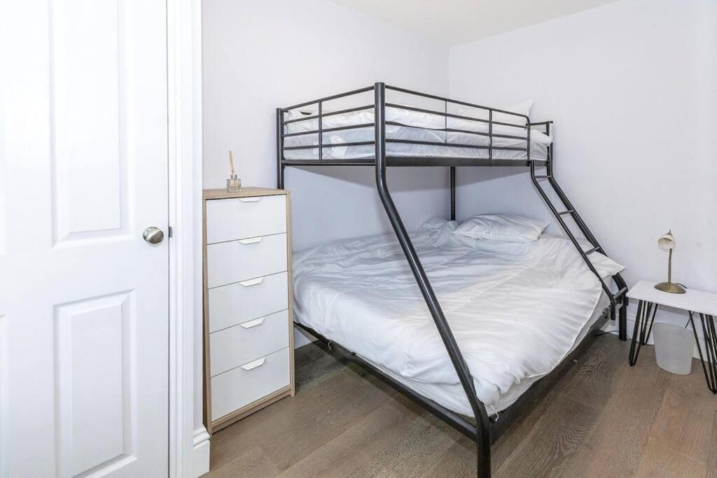 Lovely 2-Bed In Windsor Free Parking, 1 Mile From Legoland Bagian luar foto